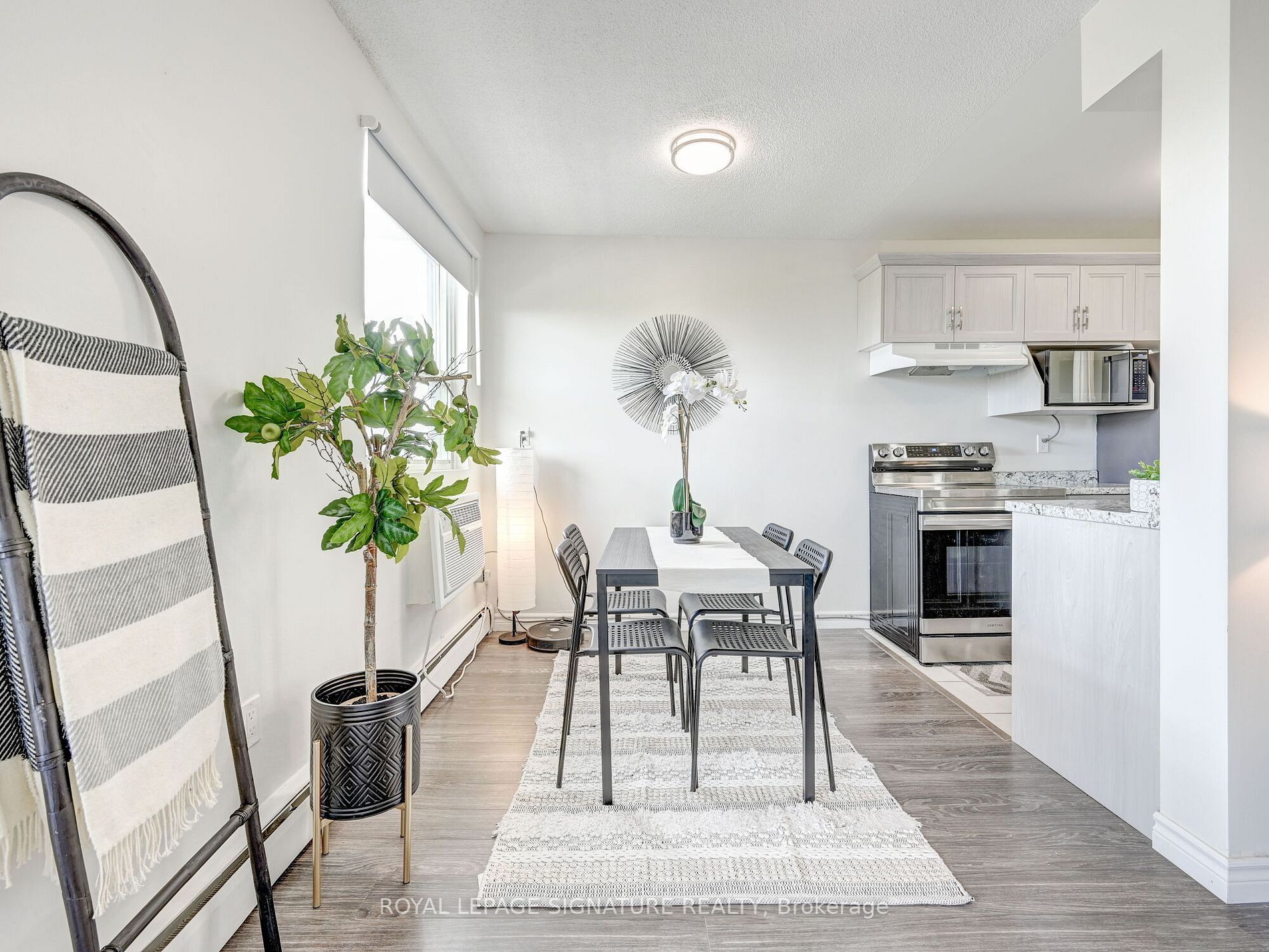 851 Queenston Rd, #902