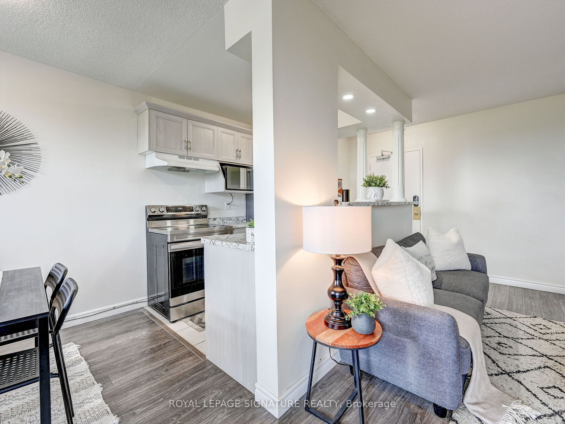 851 Queenston Rd, #902