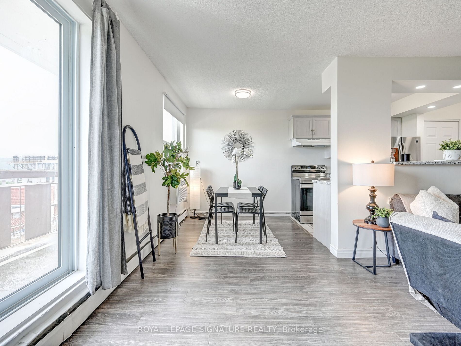851 Queenston Rd, #902