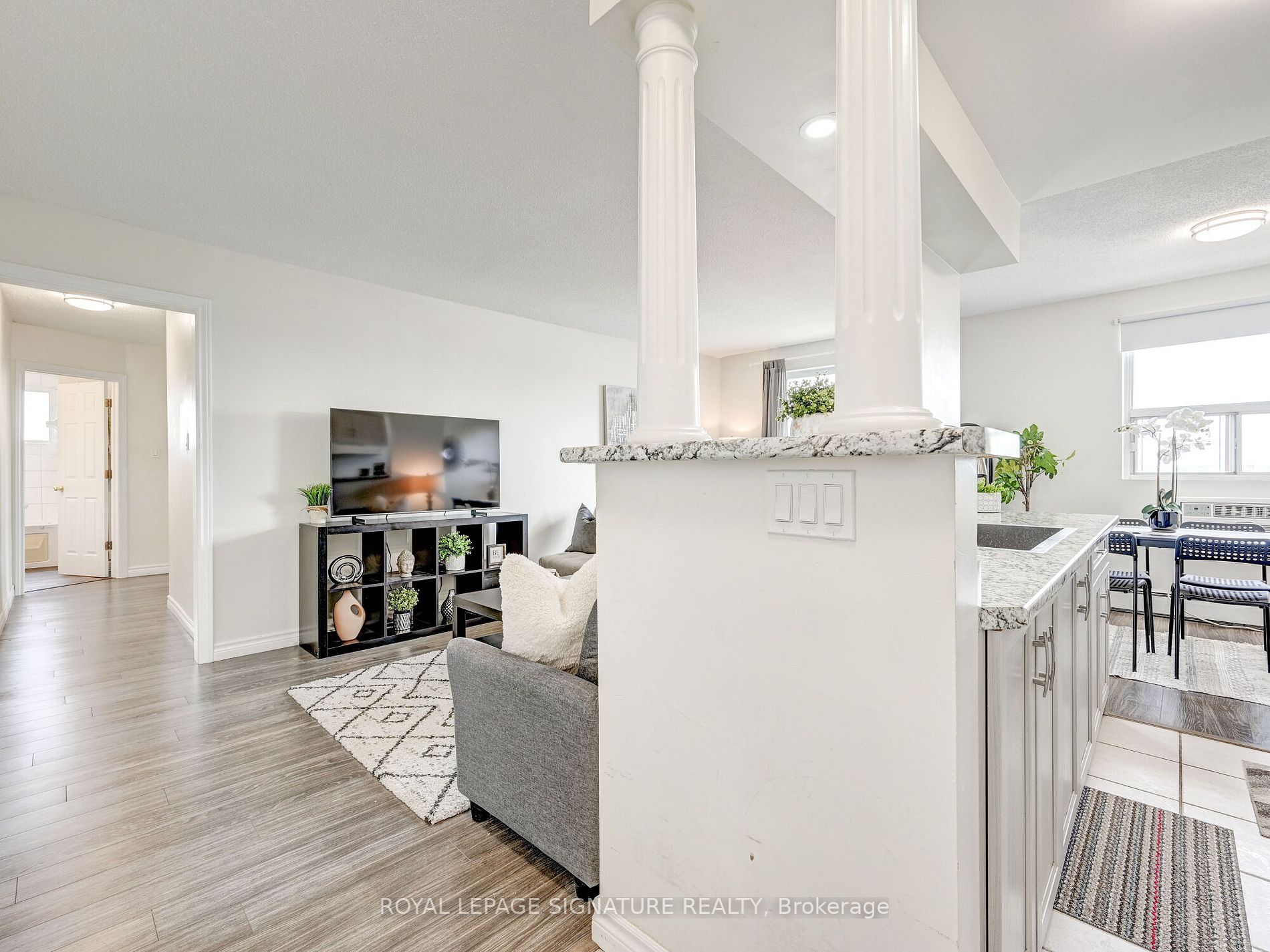 851 Queenston Rd, #902