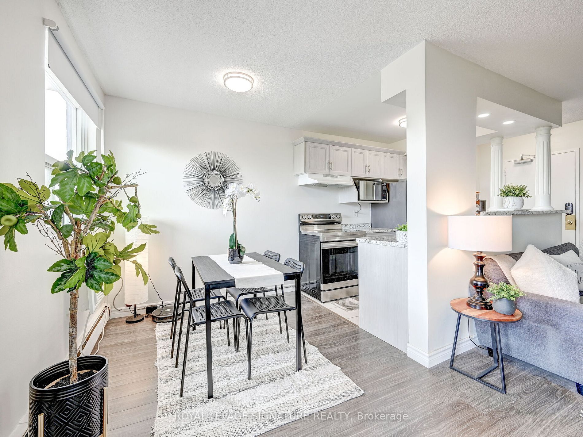 851 Queenston Rd, #902