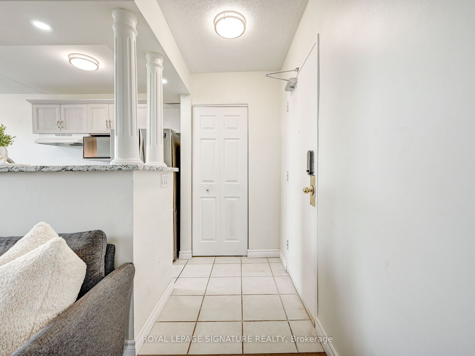 851 Queenston Rd, #902