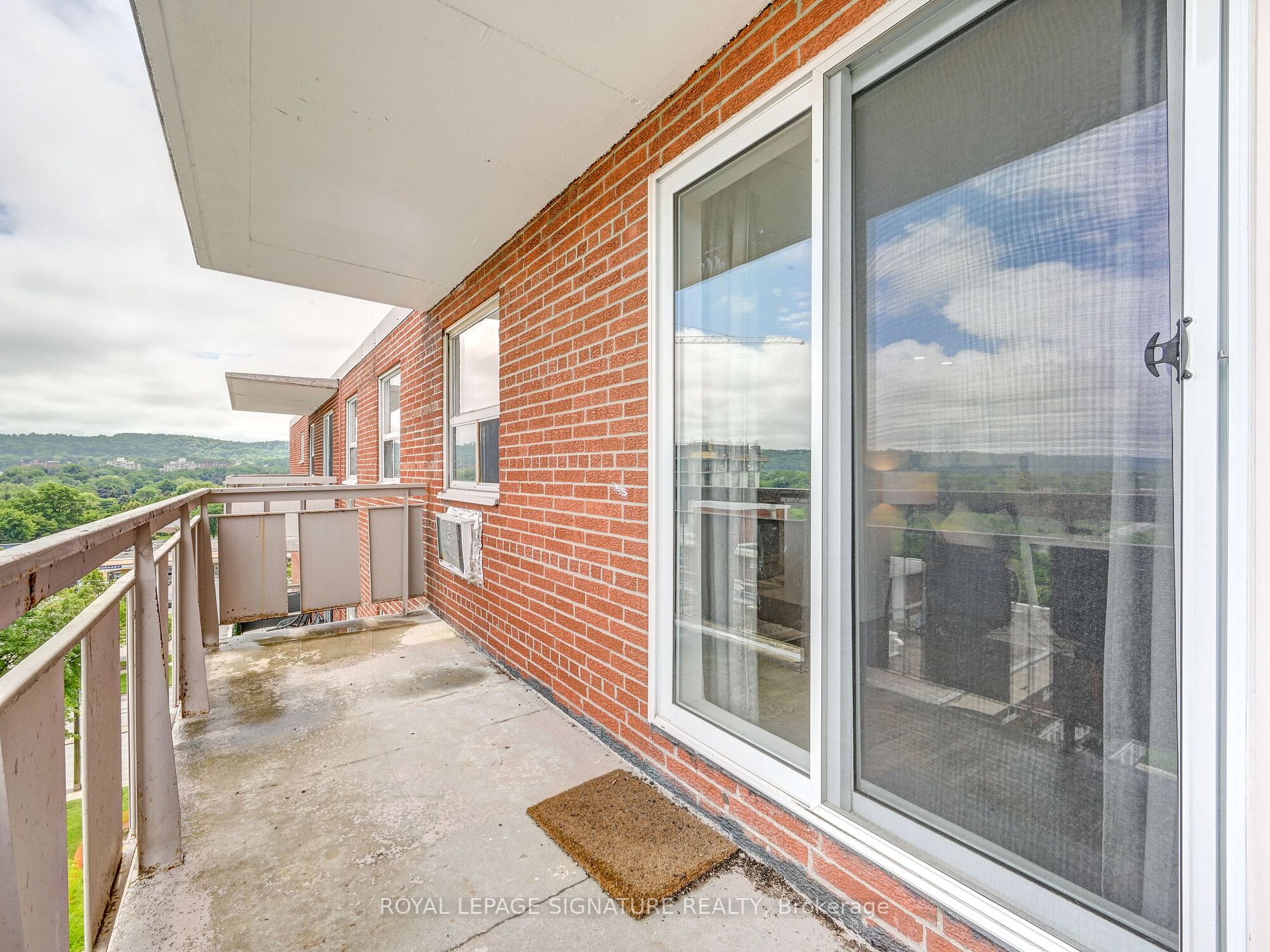 851 Queenston Rd, #902