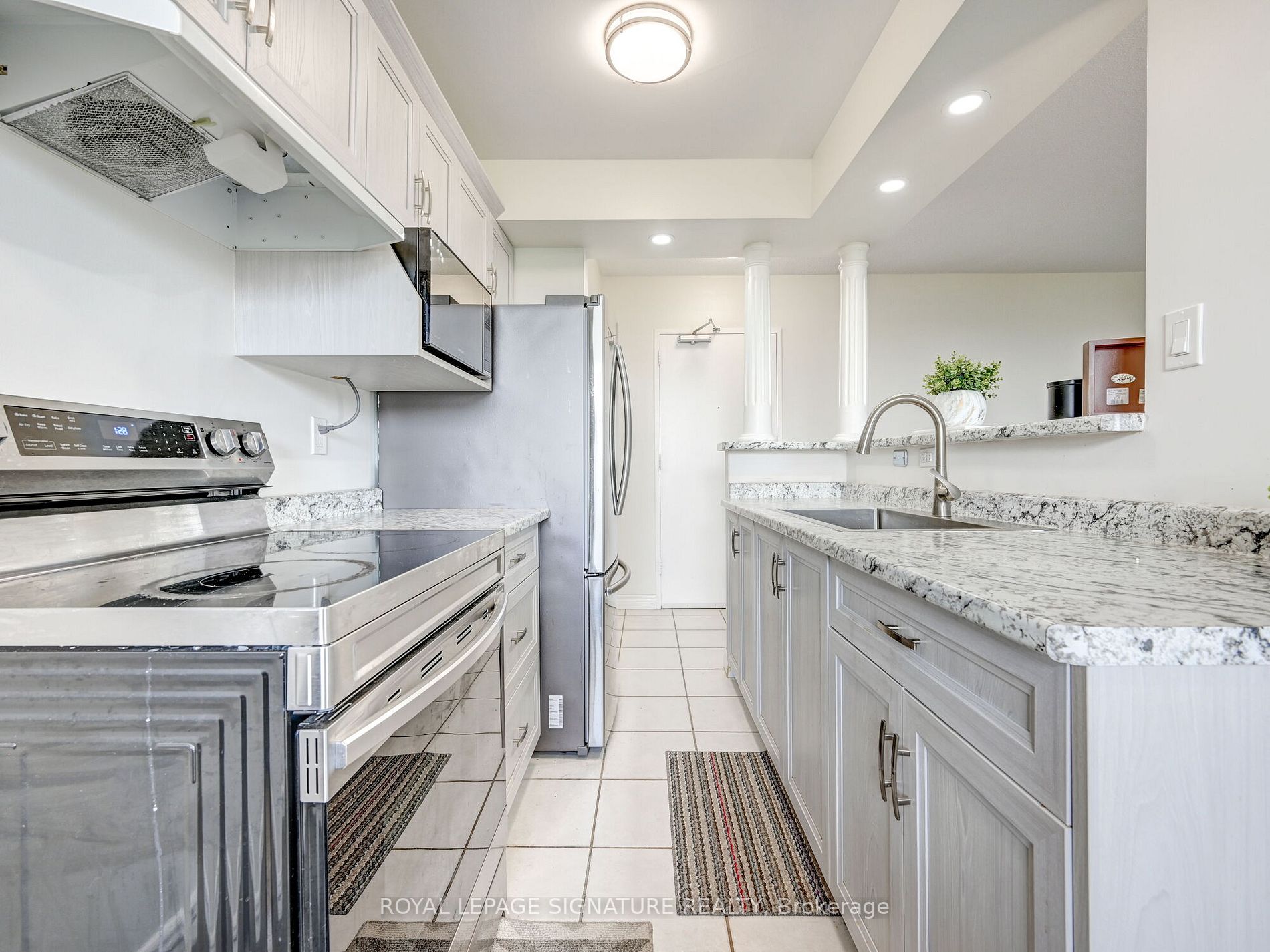 851 Queenston Rd, #902