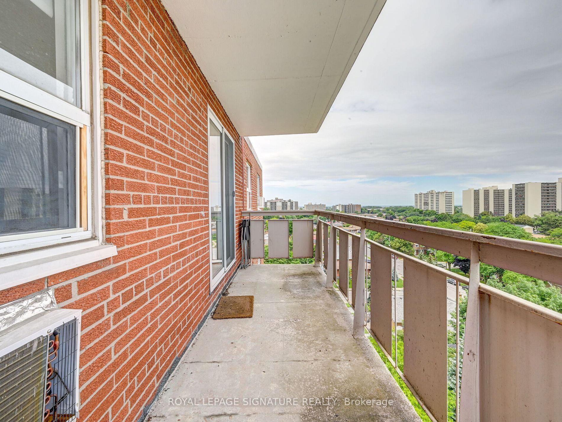 851 Queenston Rd, #902