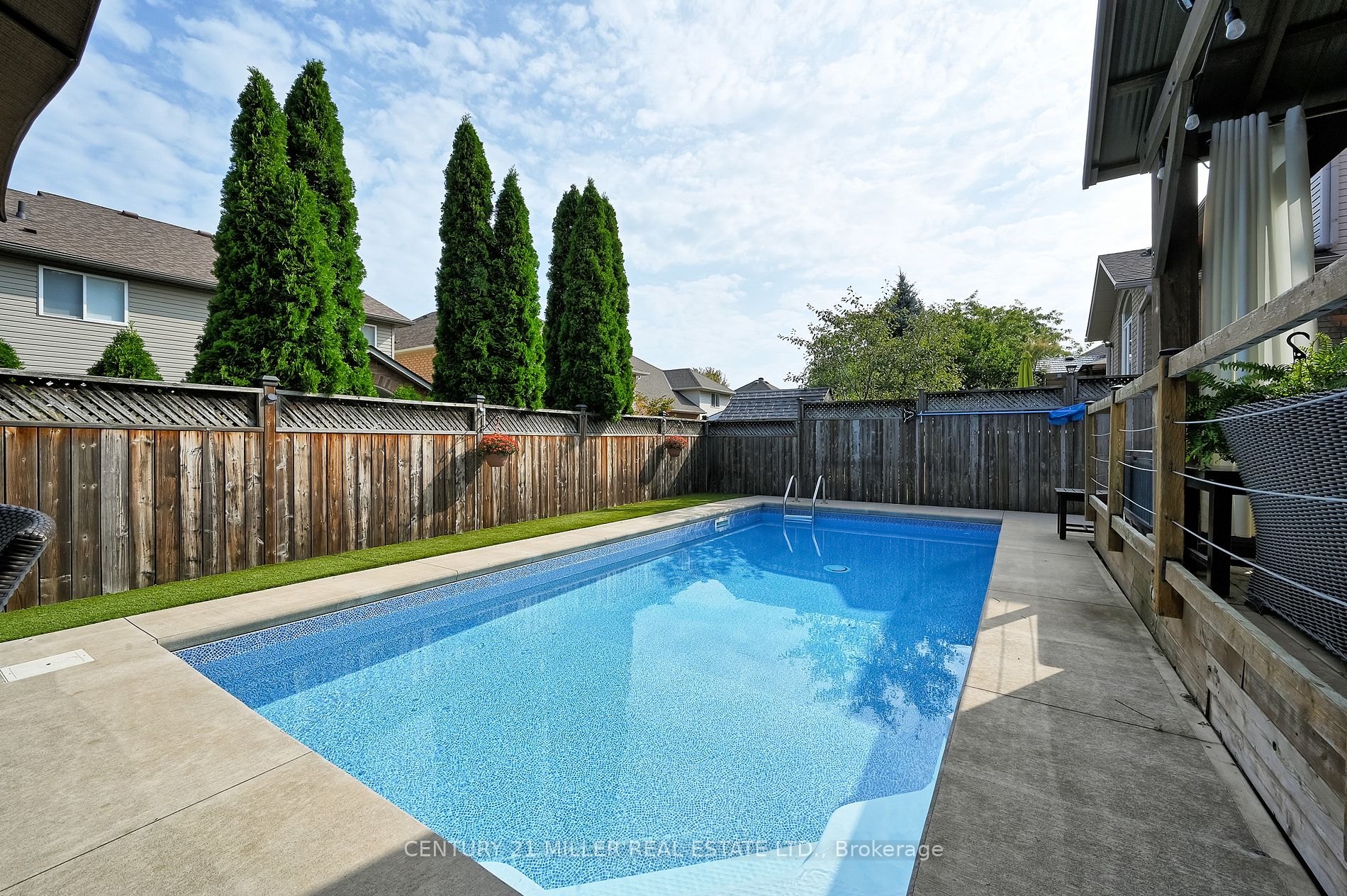 54 Hickory Cres