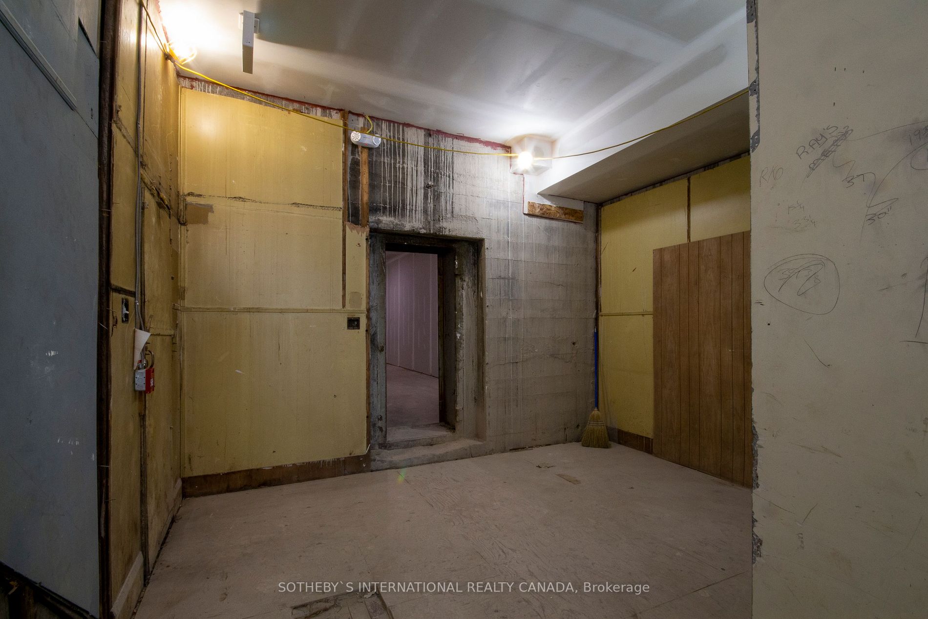 55 John St S