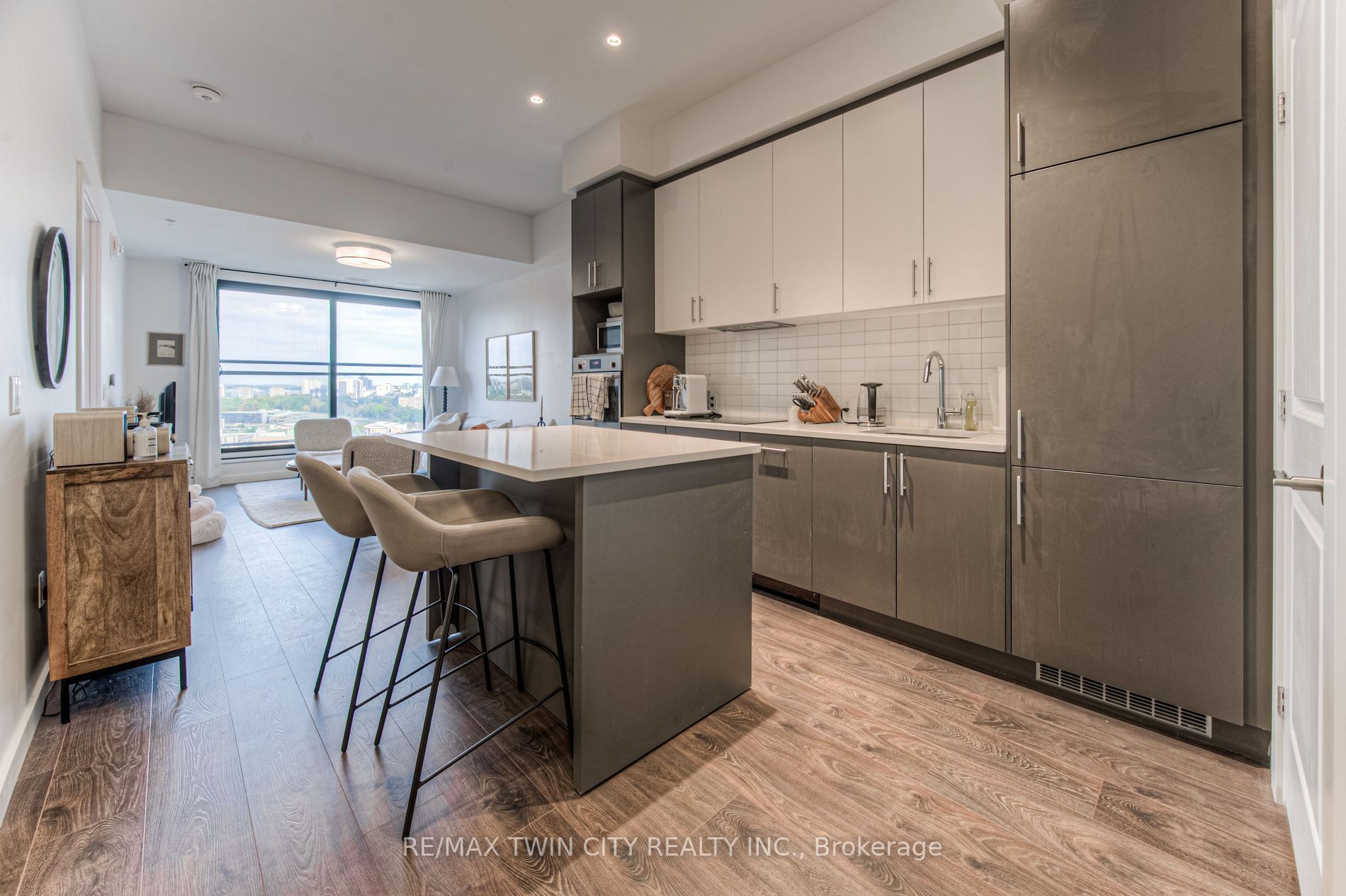 181 King St S, #1503