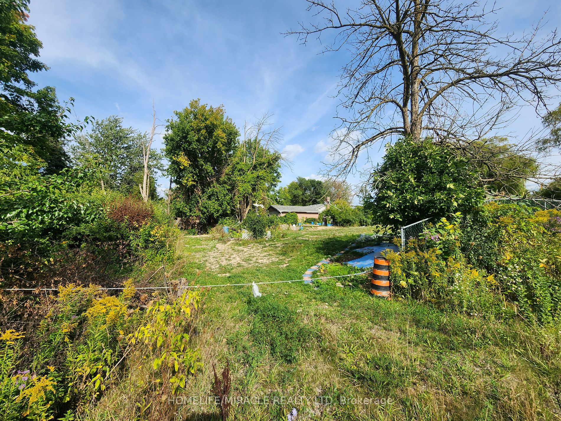 559 Dundas St E