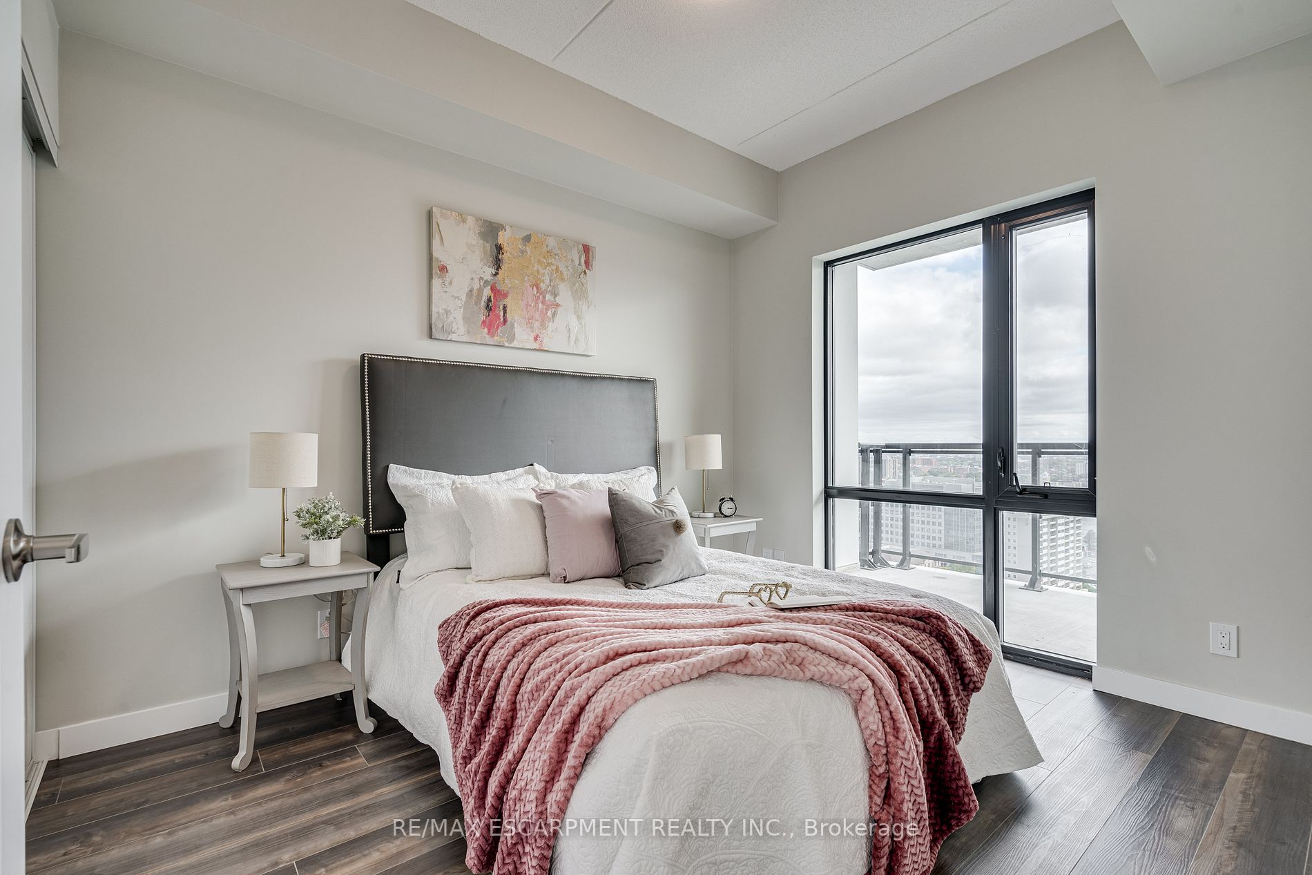 15 Queen St S, #1712