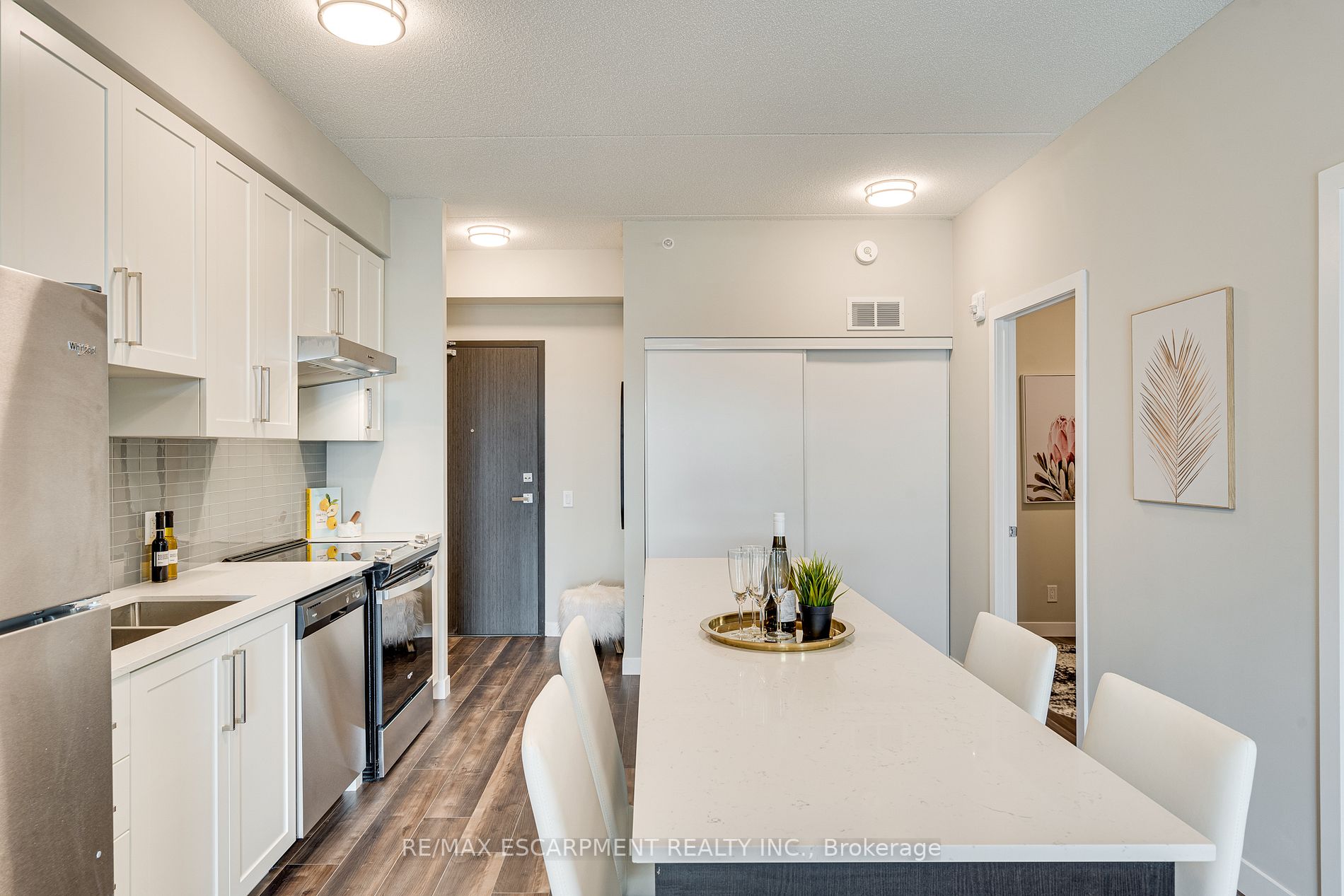 15 Queen St S, #1712