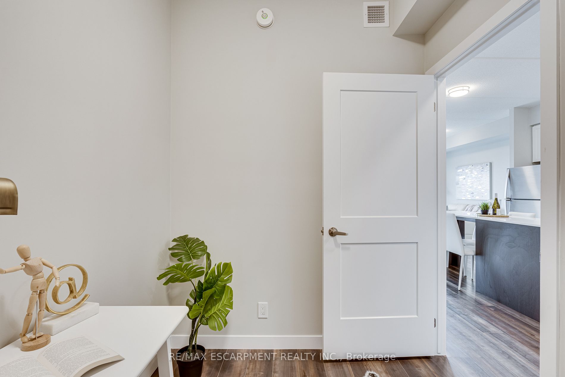 15 Queen St S, #1712