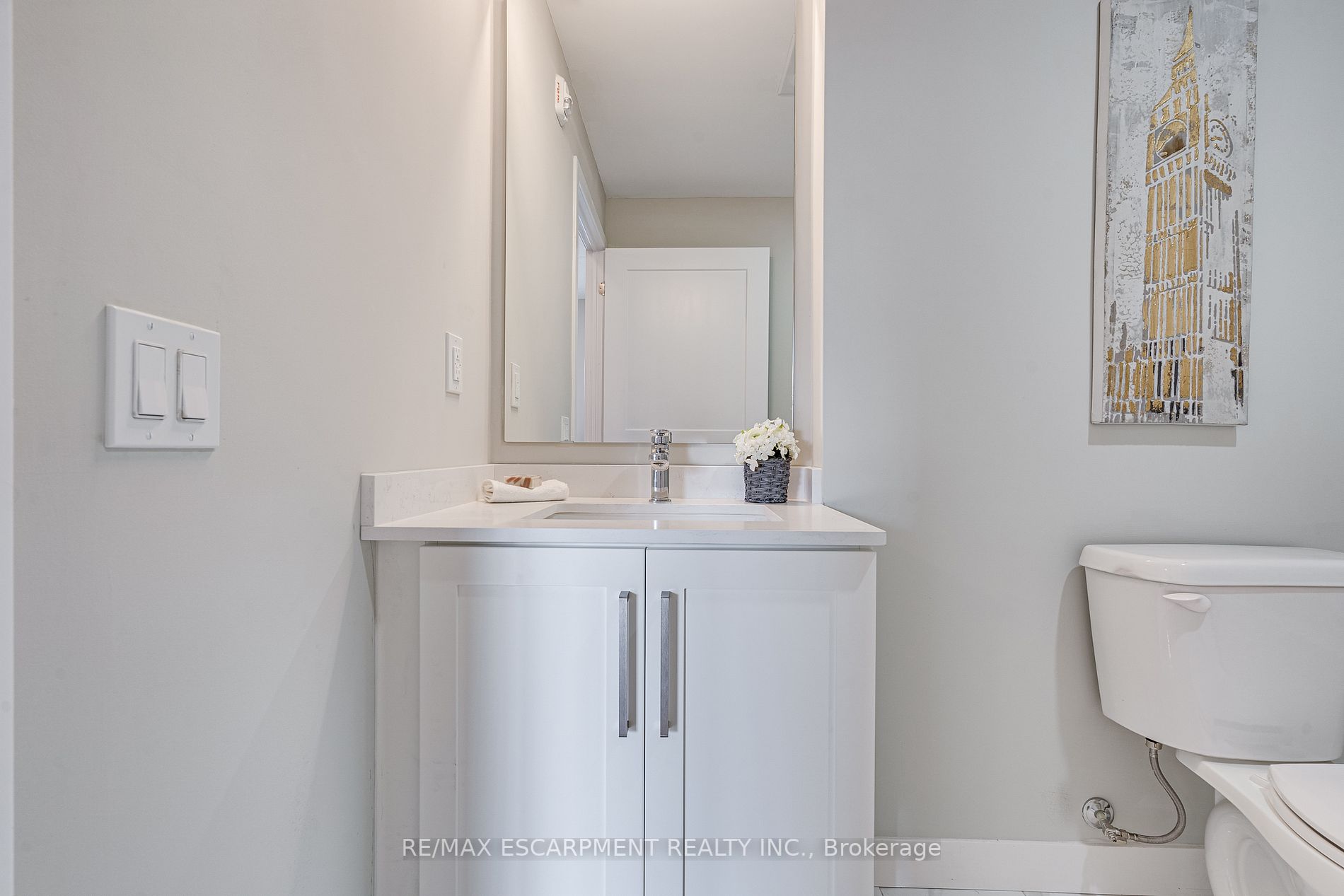 15 Queen St S, #1712