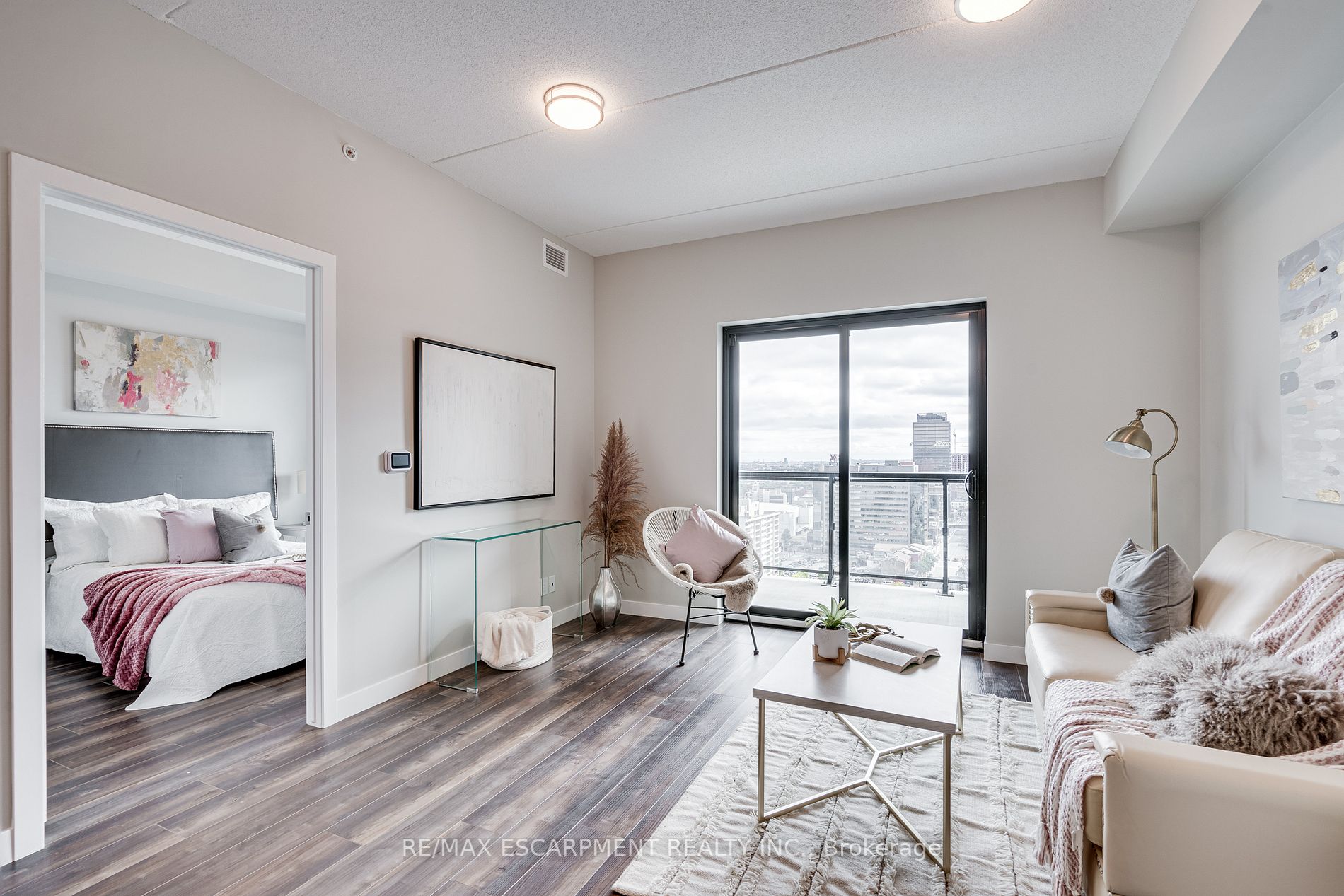 15 Queen St S, #1712