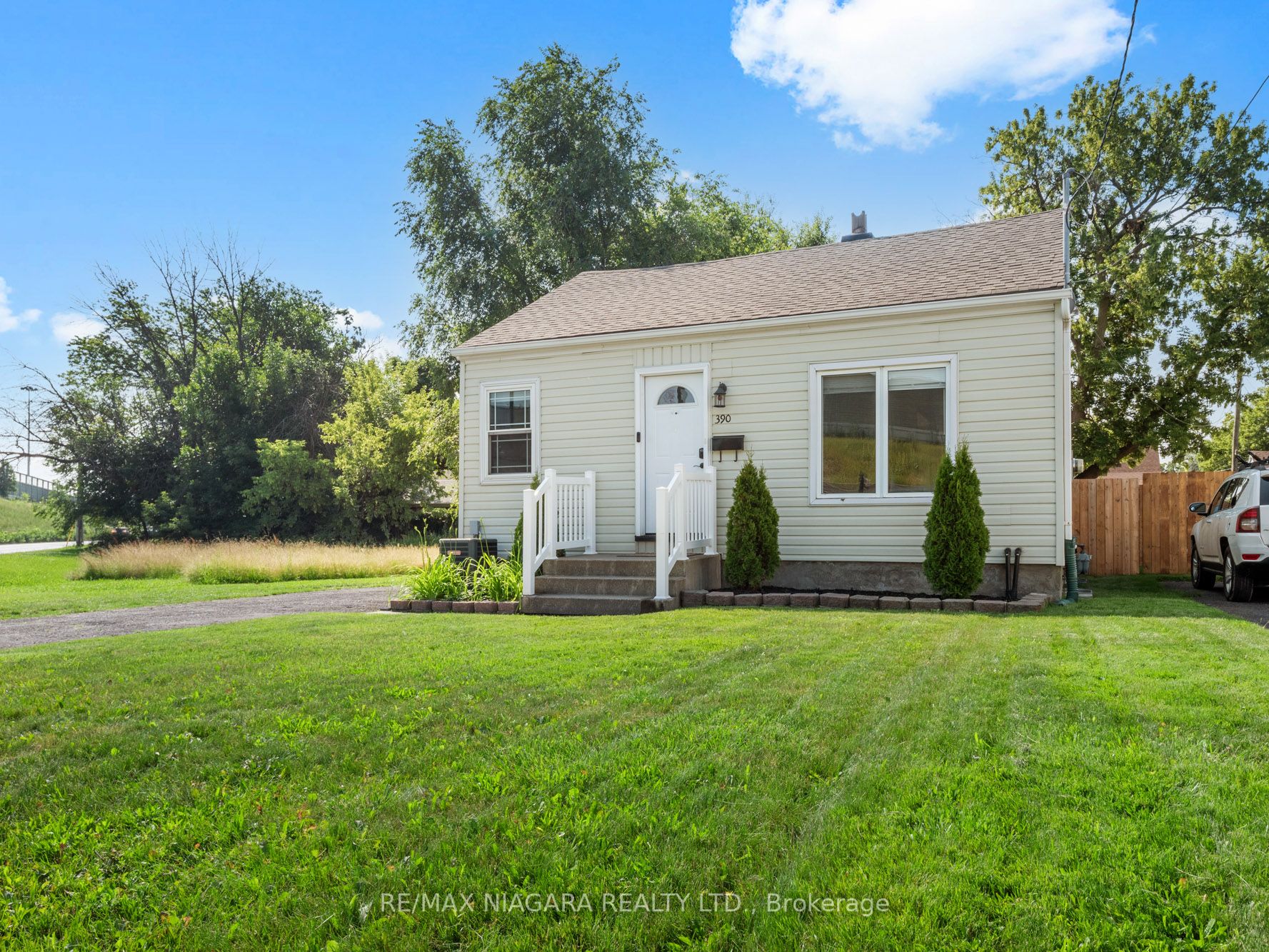390 Welland Ave