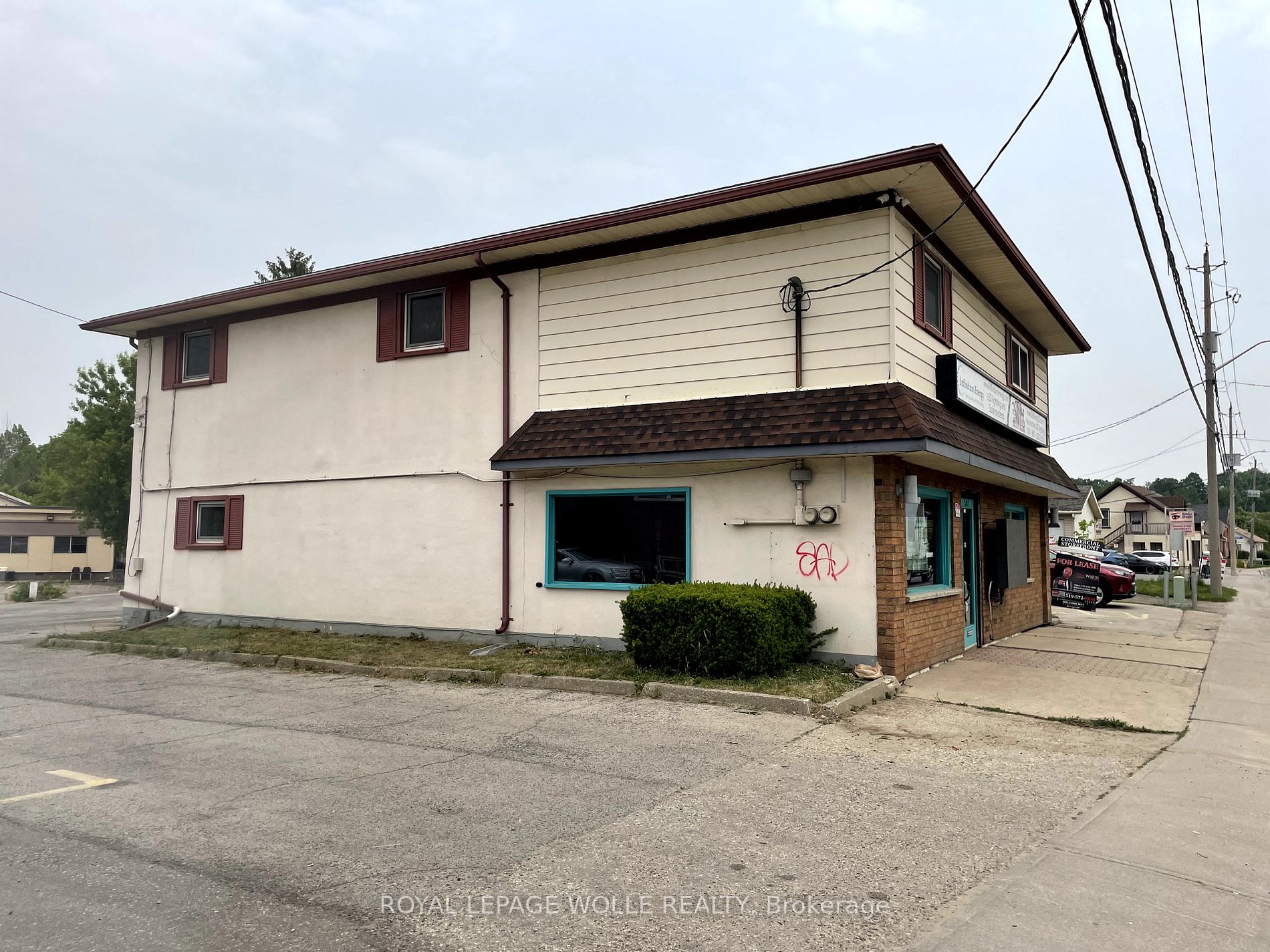 581 Lancaster St W