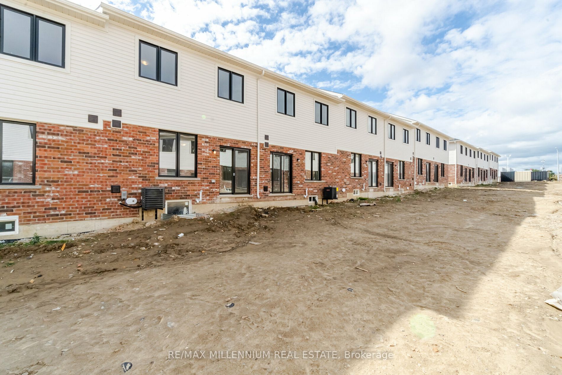 132 Aquasanta Crescent