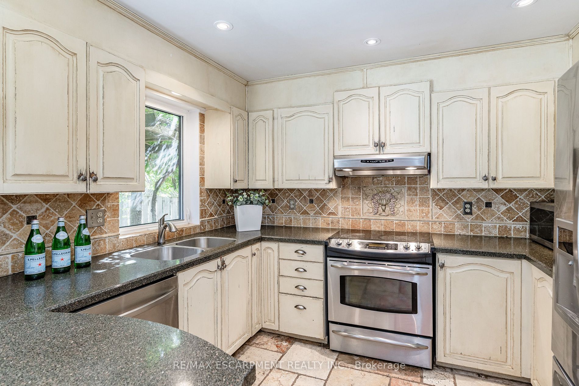 48 Chudleigh St