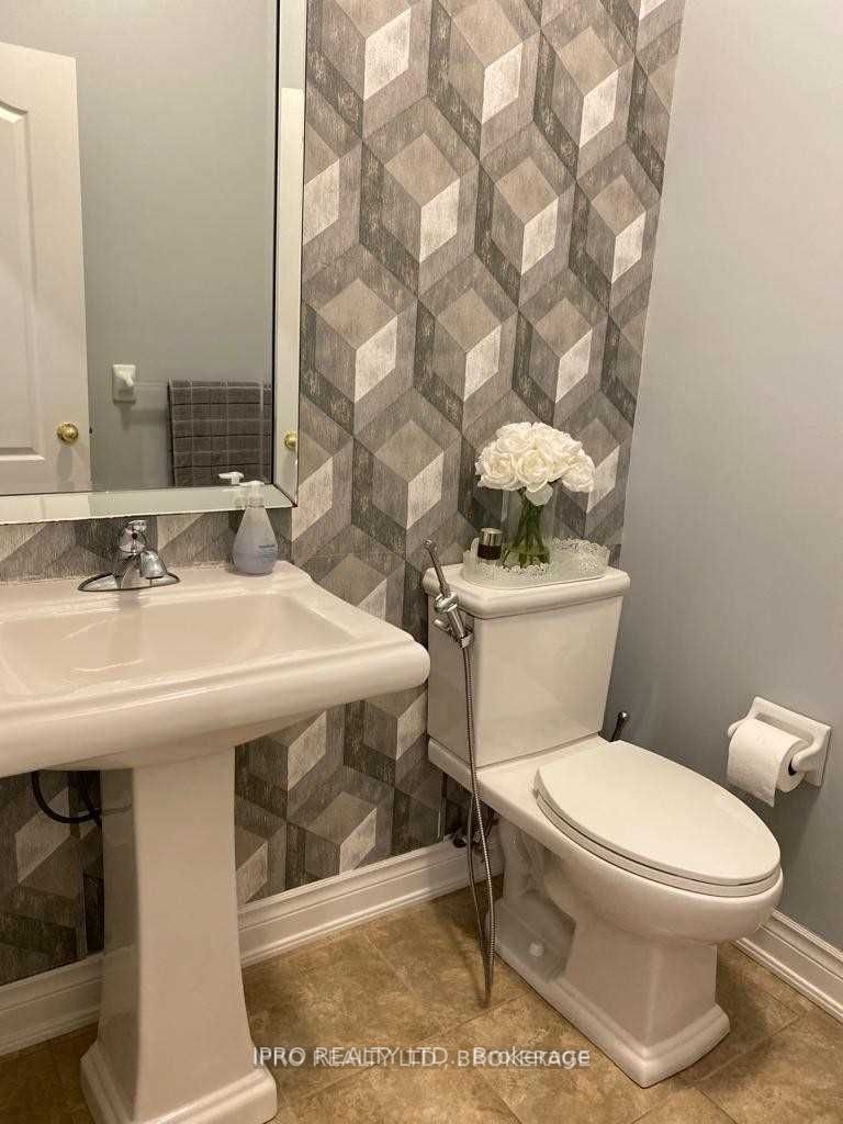 35 Prudham Cres
