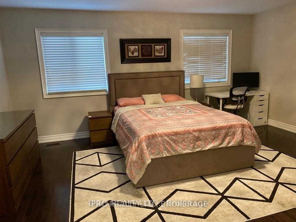 35 Prudham Cres