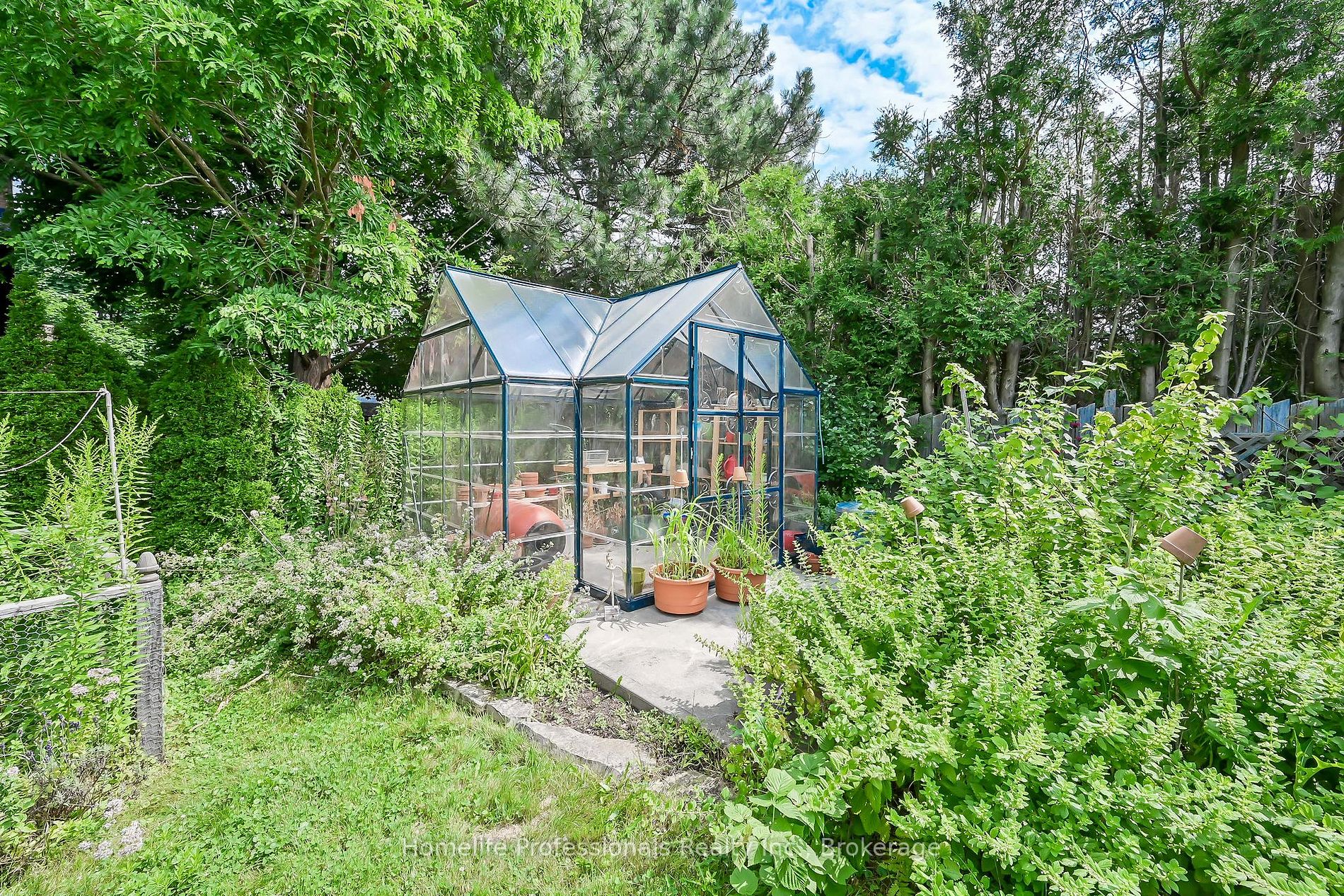 570 TOMAHAWK Crescent
