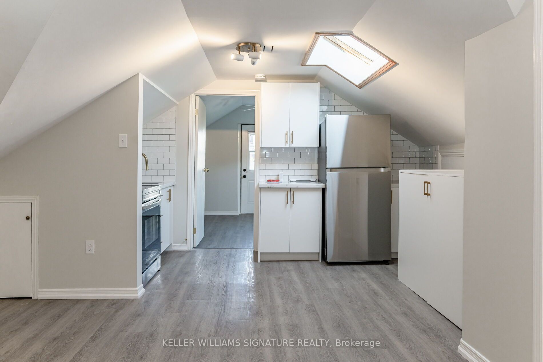 190 Catharines St S, #3