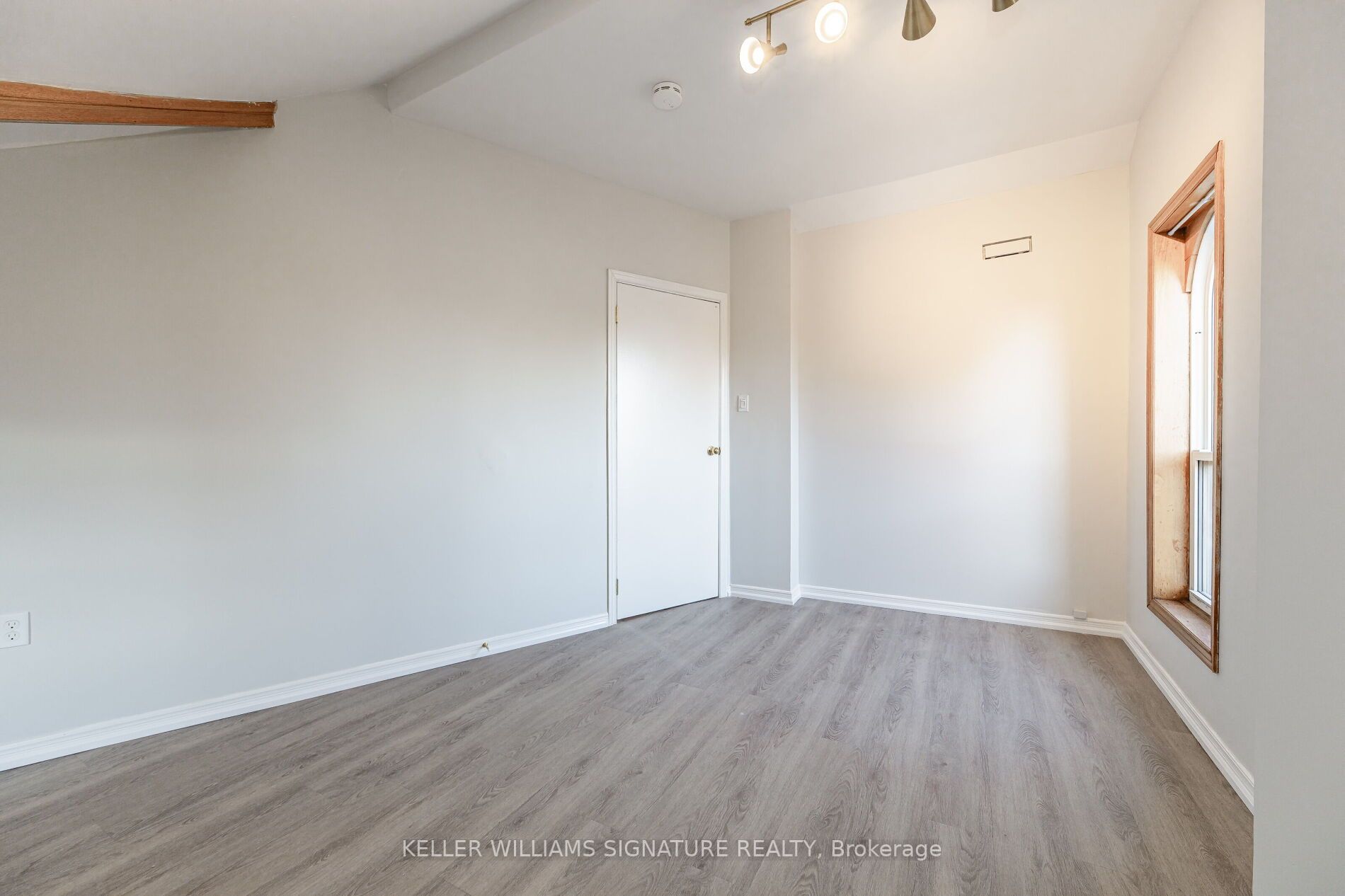 190 Catharines St S, #3