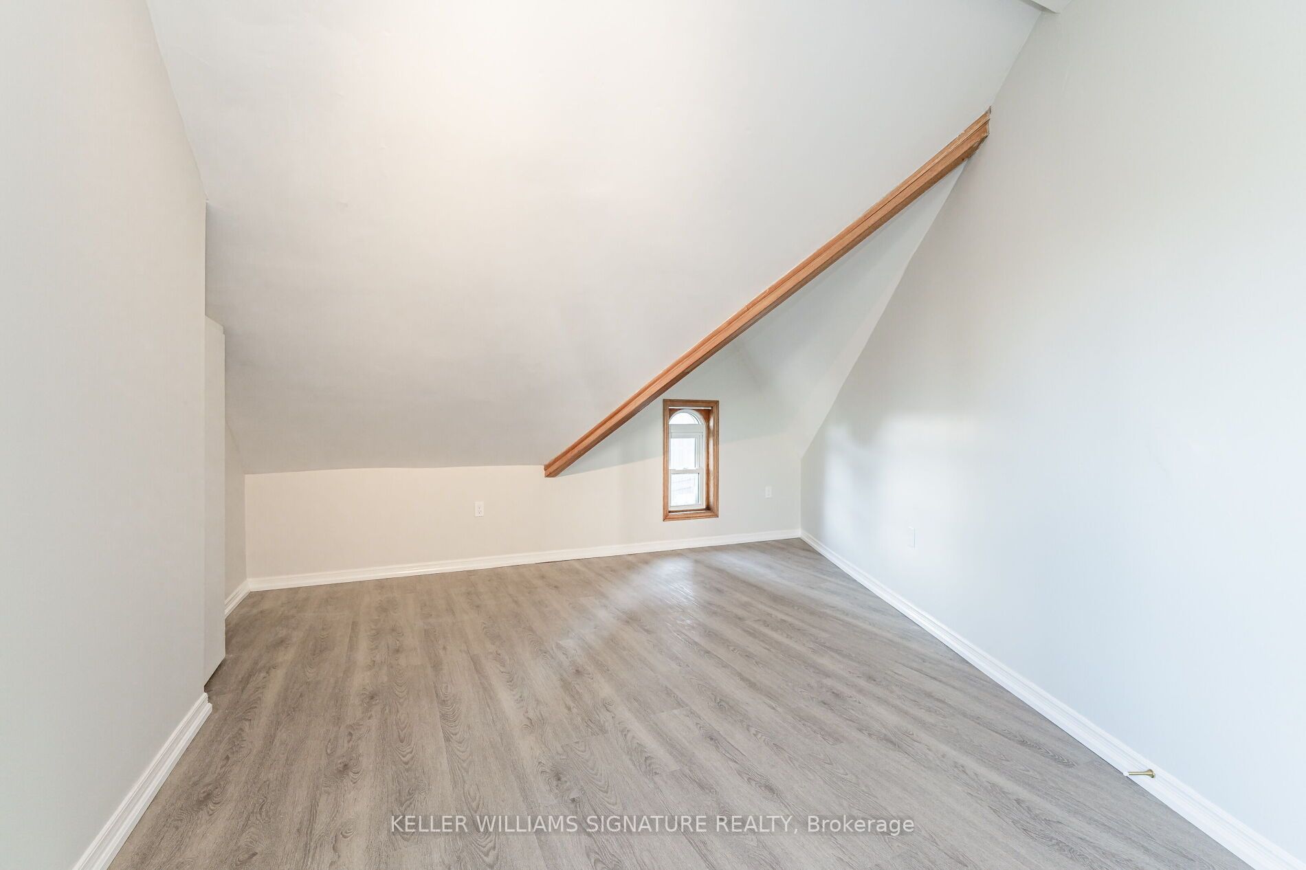 190 Catharines St S, #3