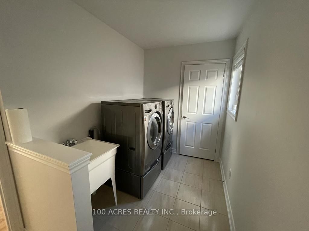 724 Gilmour Cres