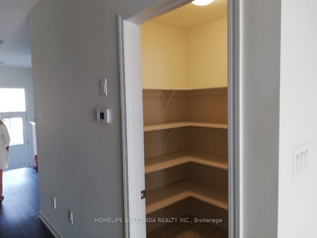 8004 Odell Cres