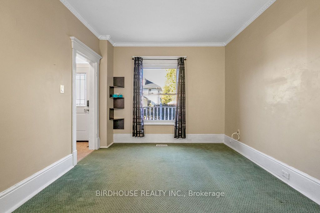 78 Albert St S