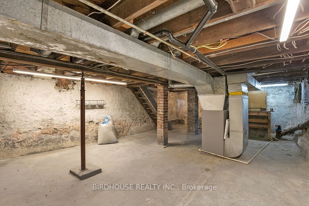 78 Albert St S