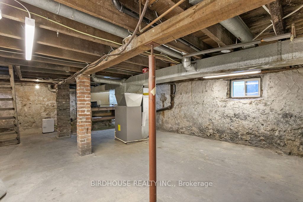 78 Albert St S