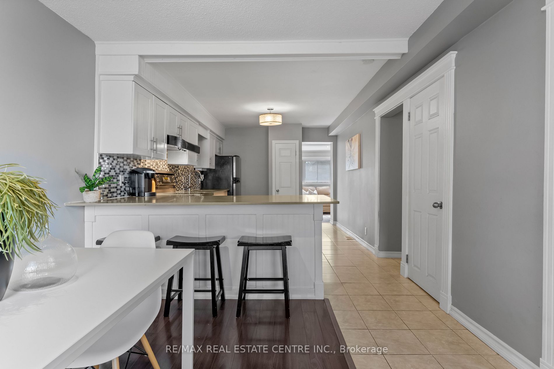 66 Vansitmart Ave