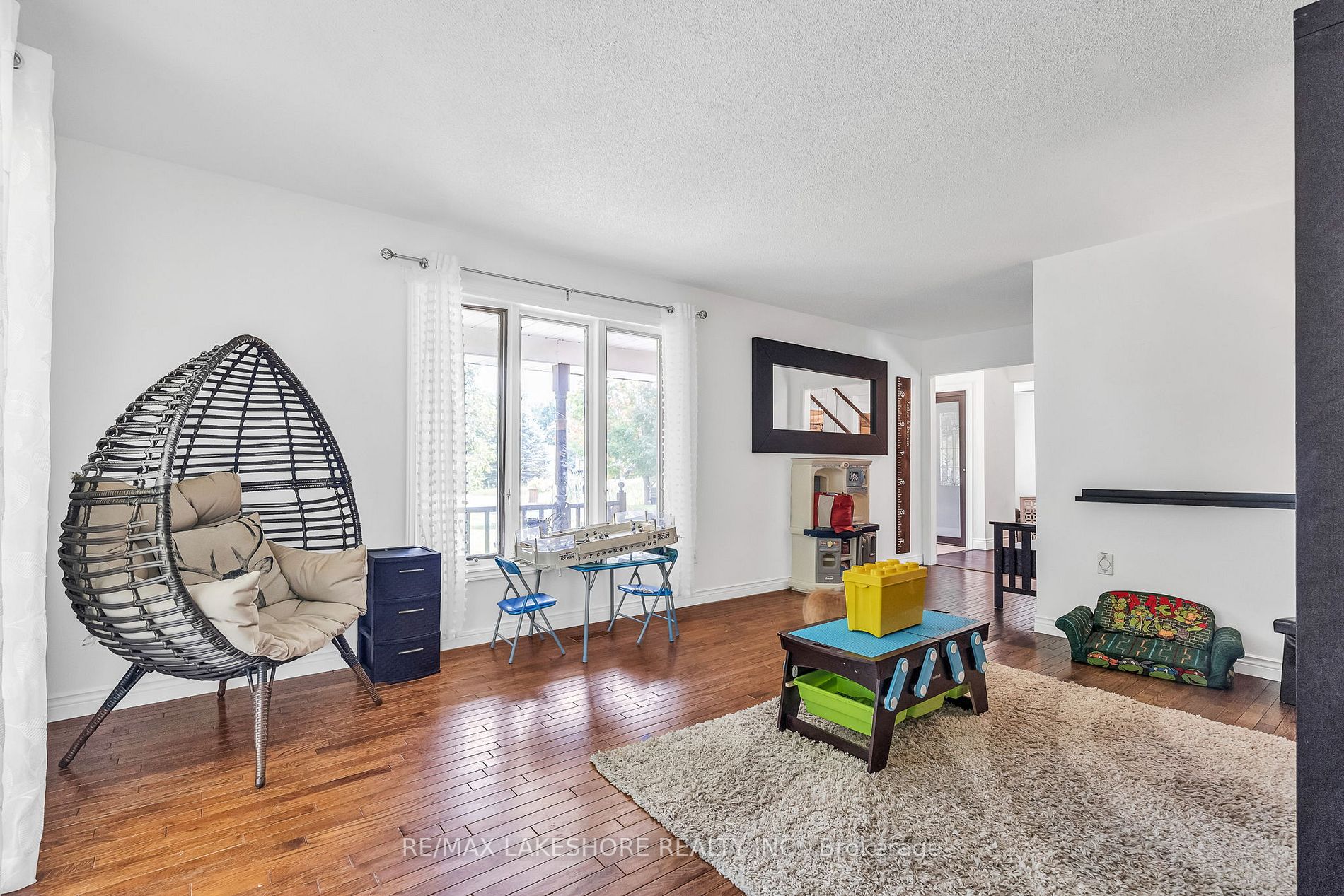 3842 Larose Cres