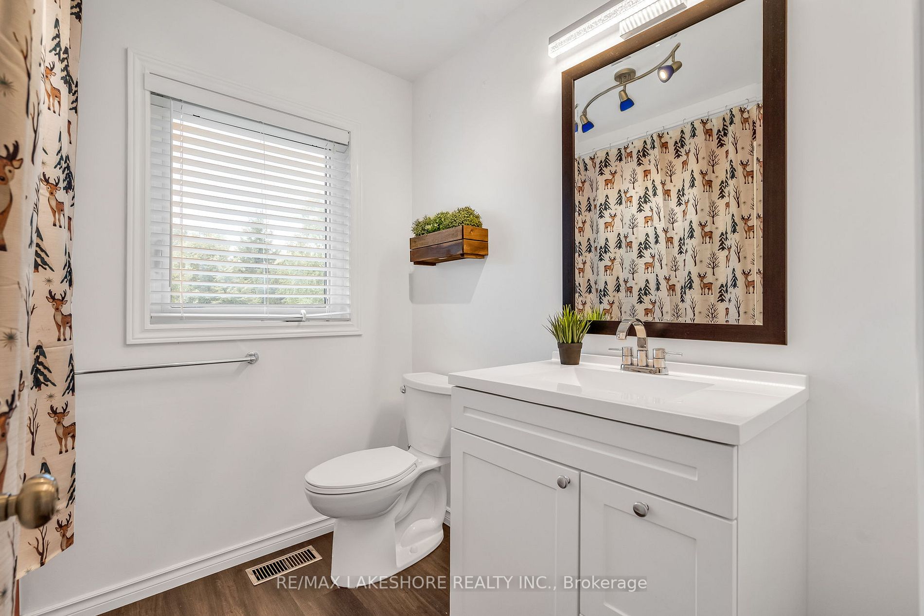 3842 Larose Cres