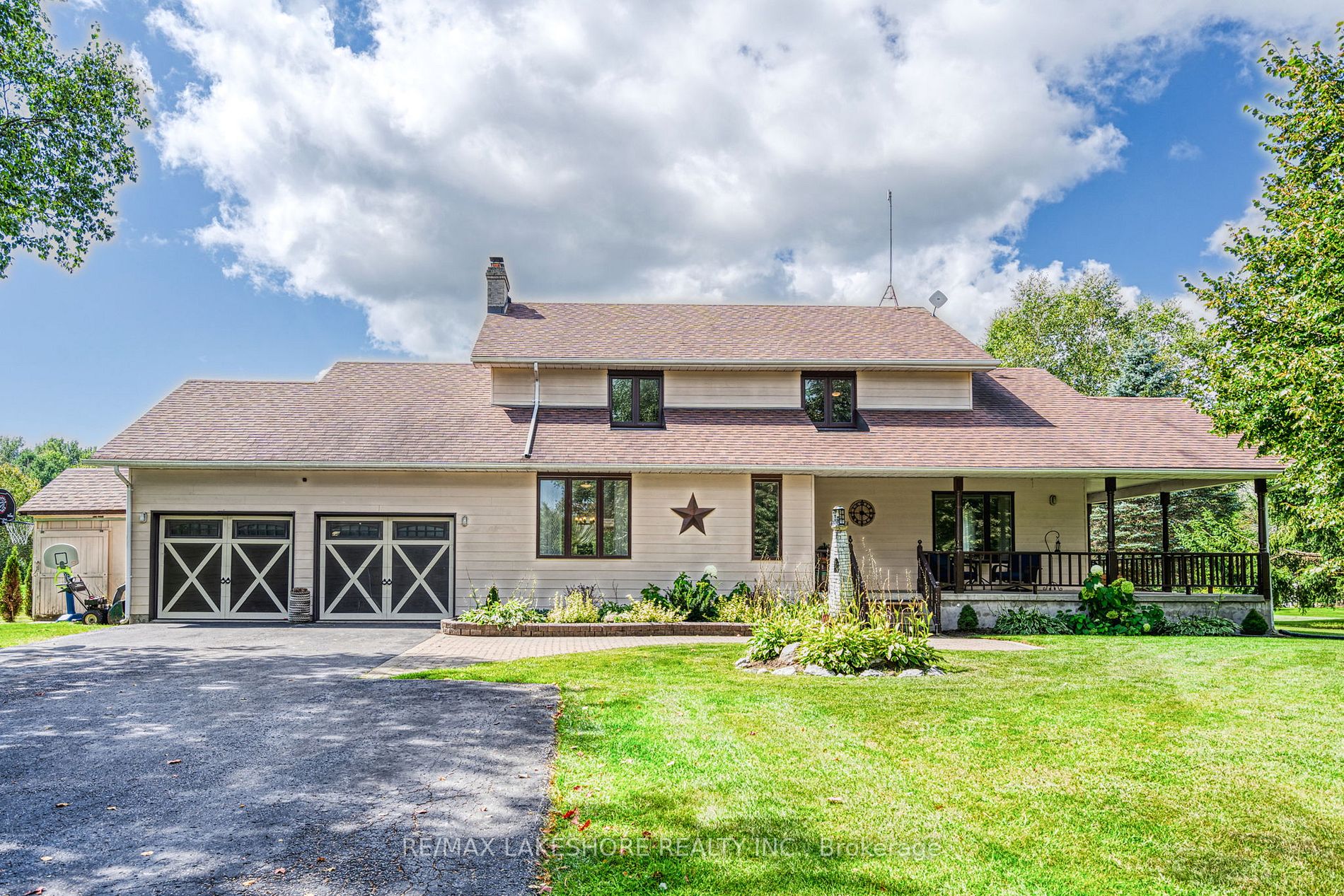 3842 Larose Cres