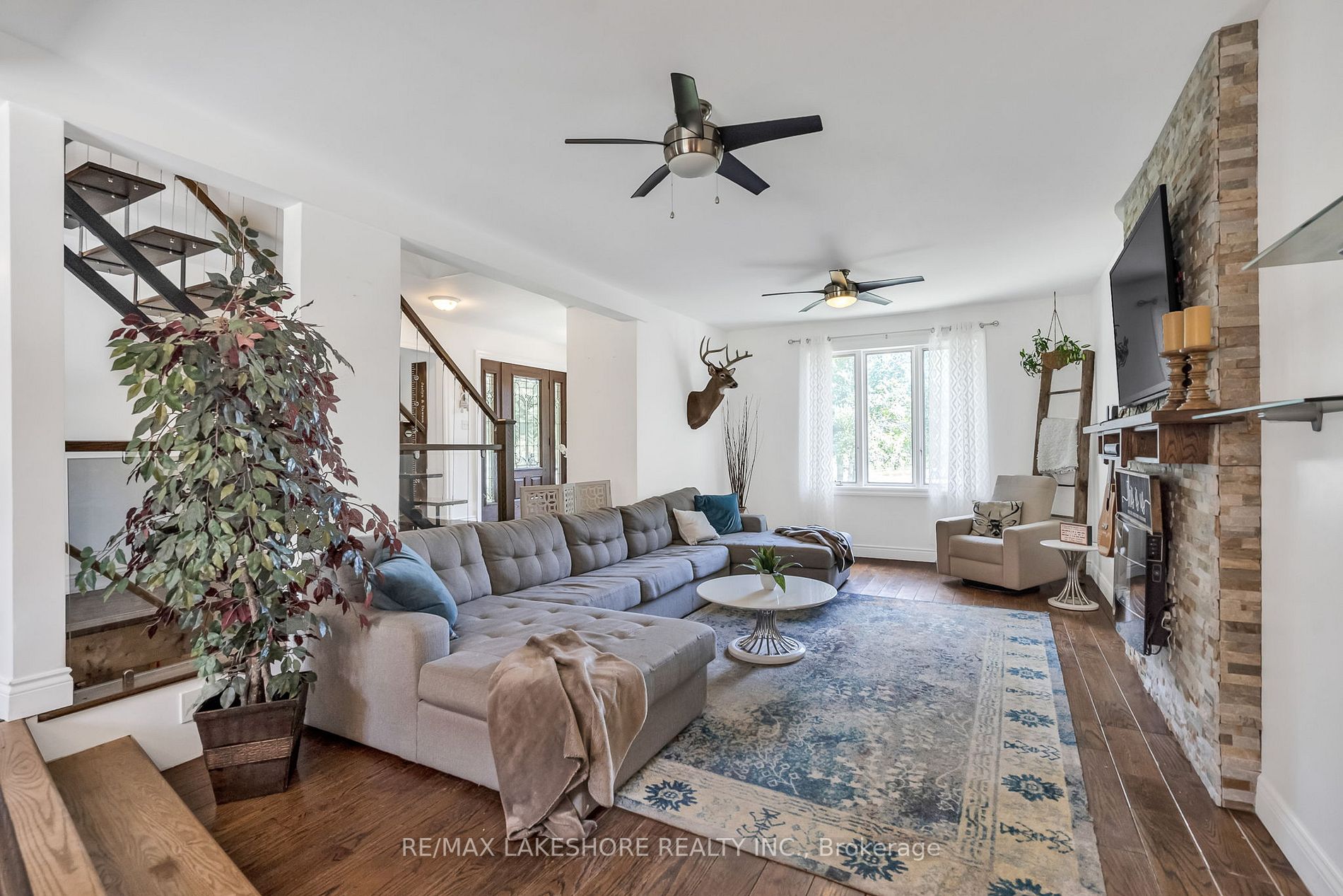 3842 Larose Cres
