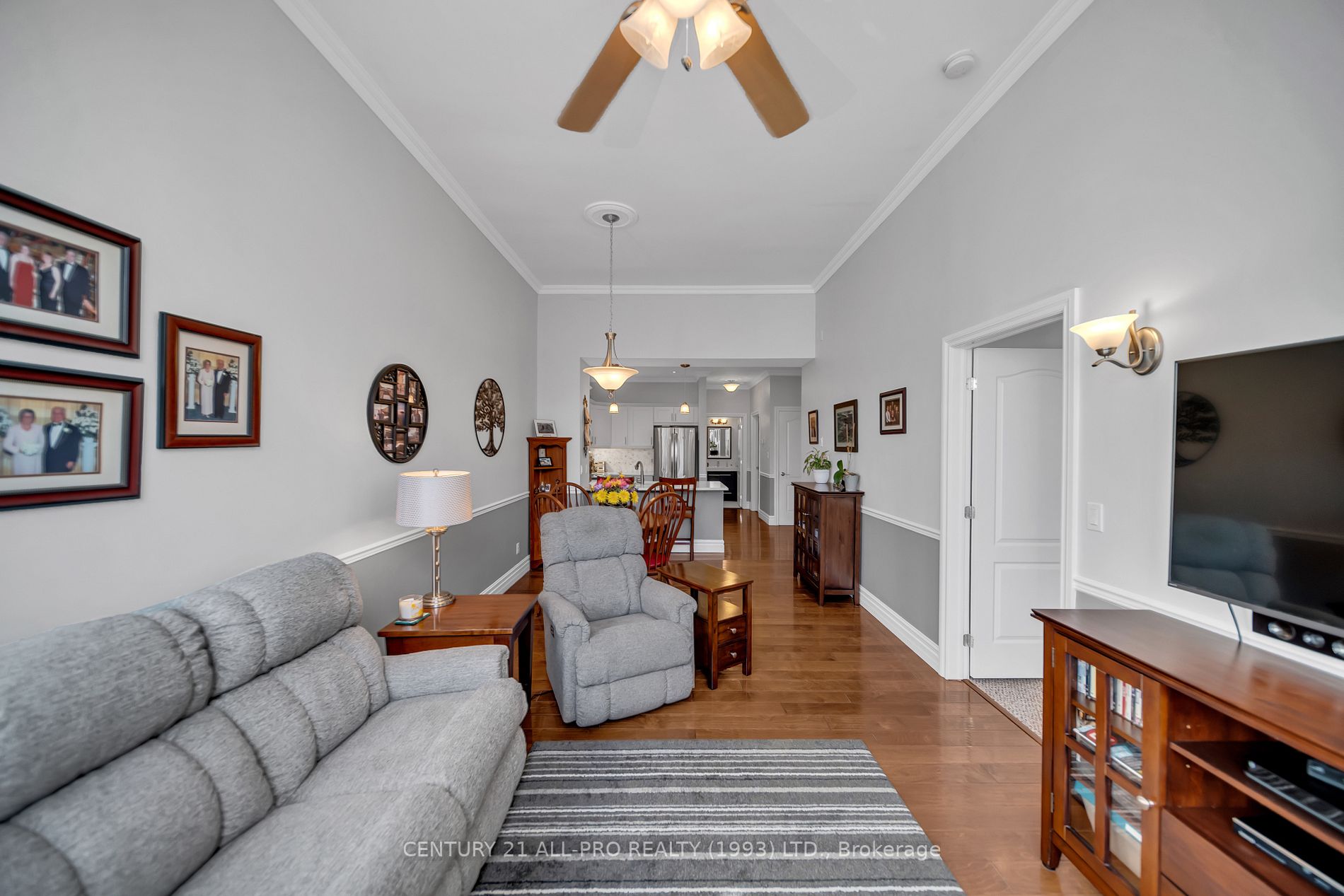 323 George St W, #207