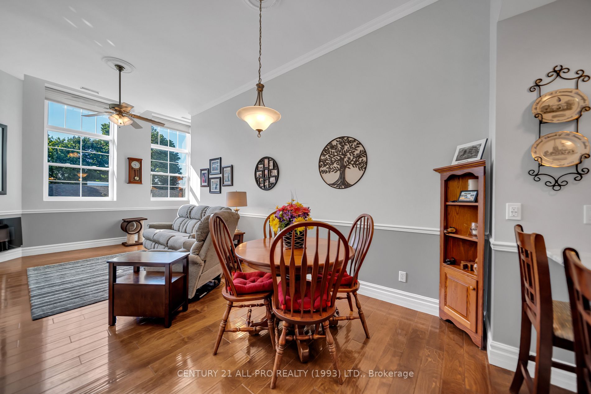 323 George St W, #207