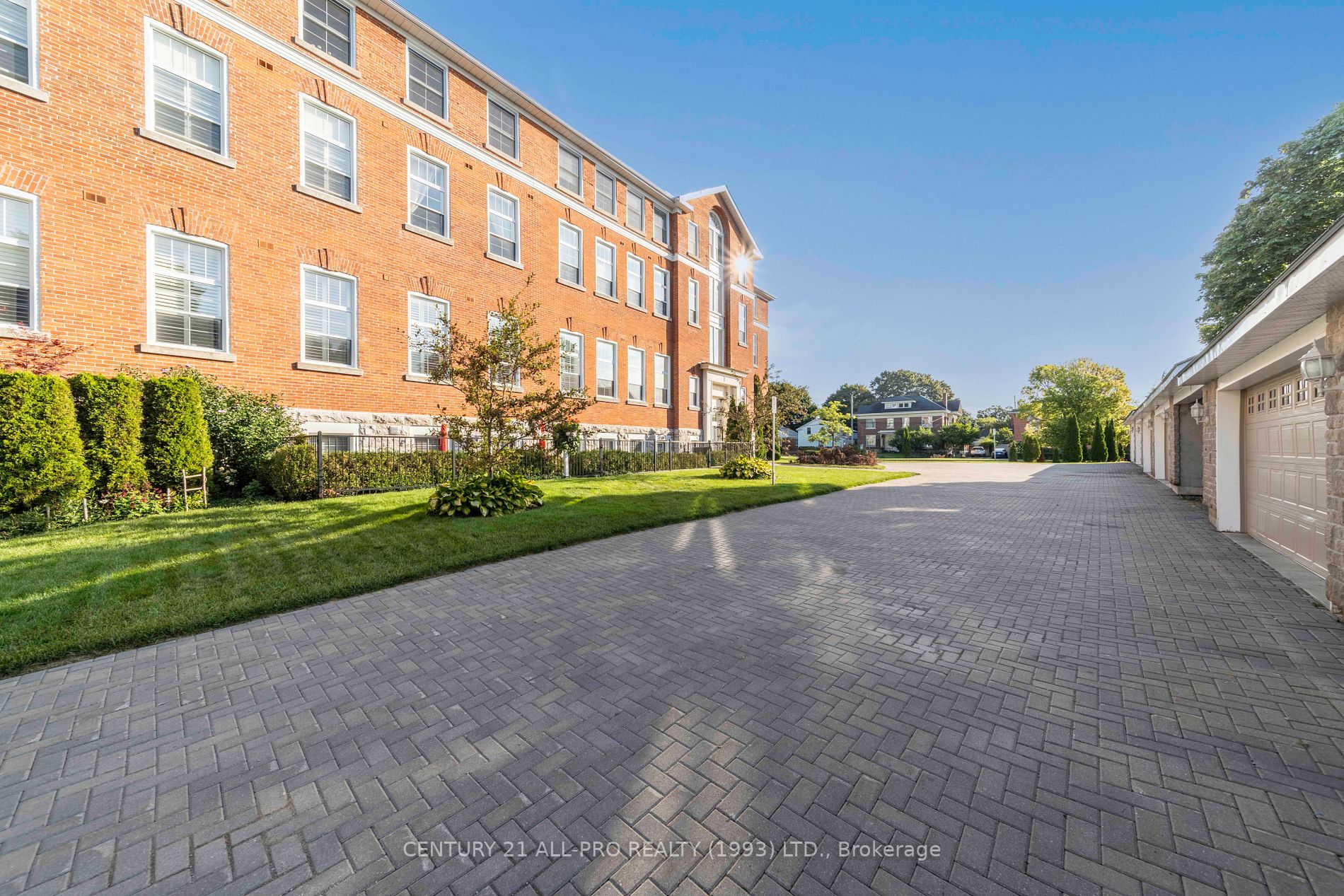 323 George St W, #207