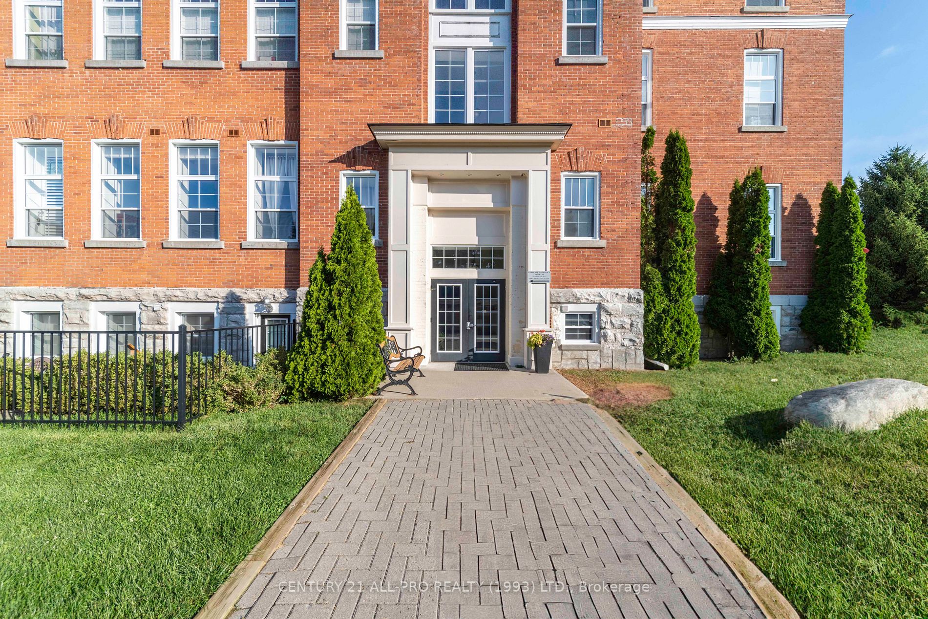 323 George St W, #207
