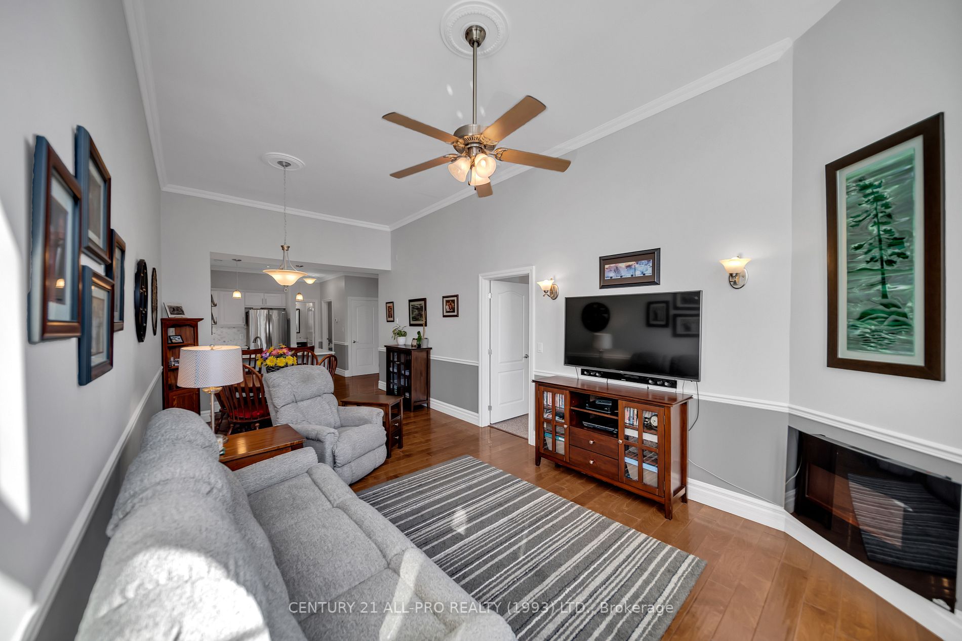 323 George St W, #207