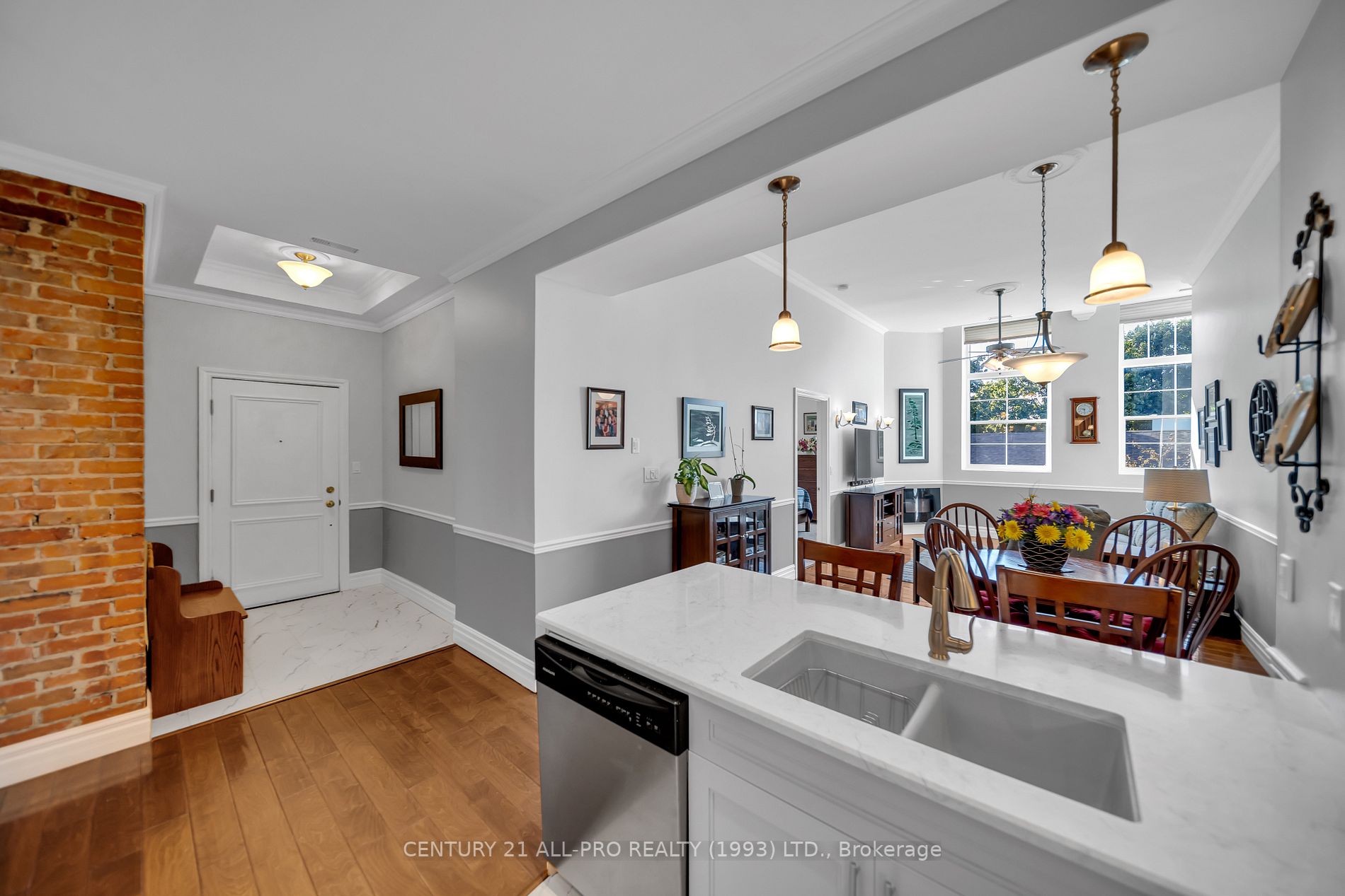 323 George St W, #207
