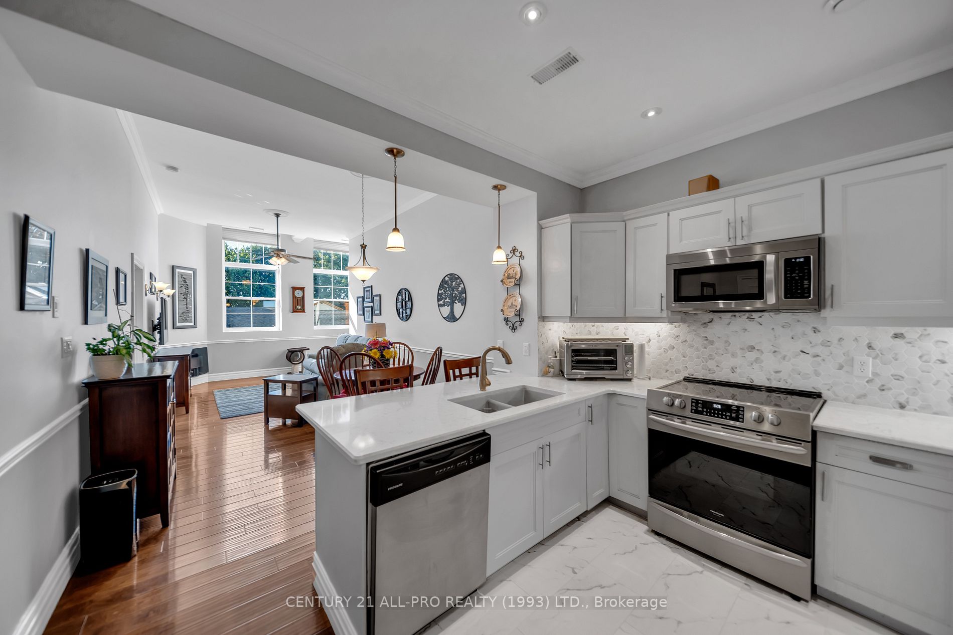 323 George St W, #207