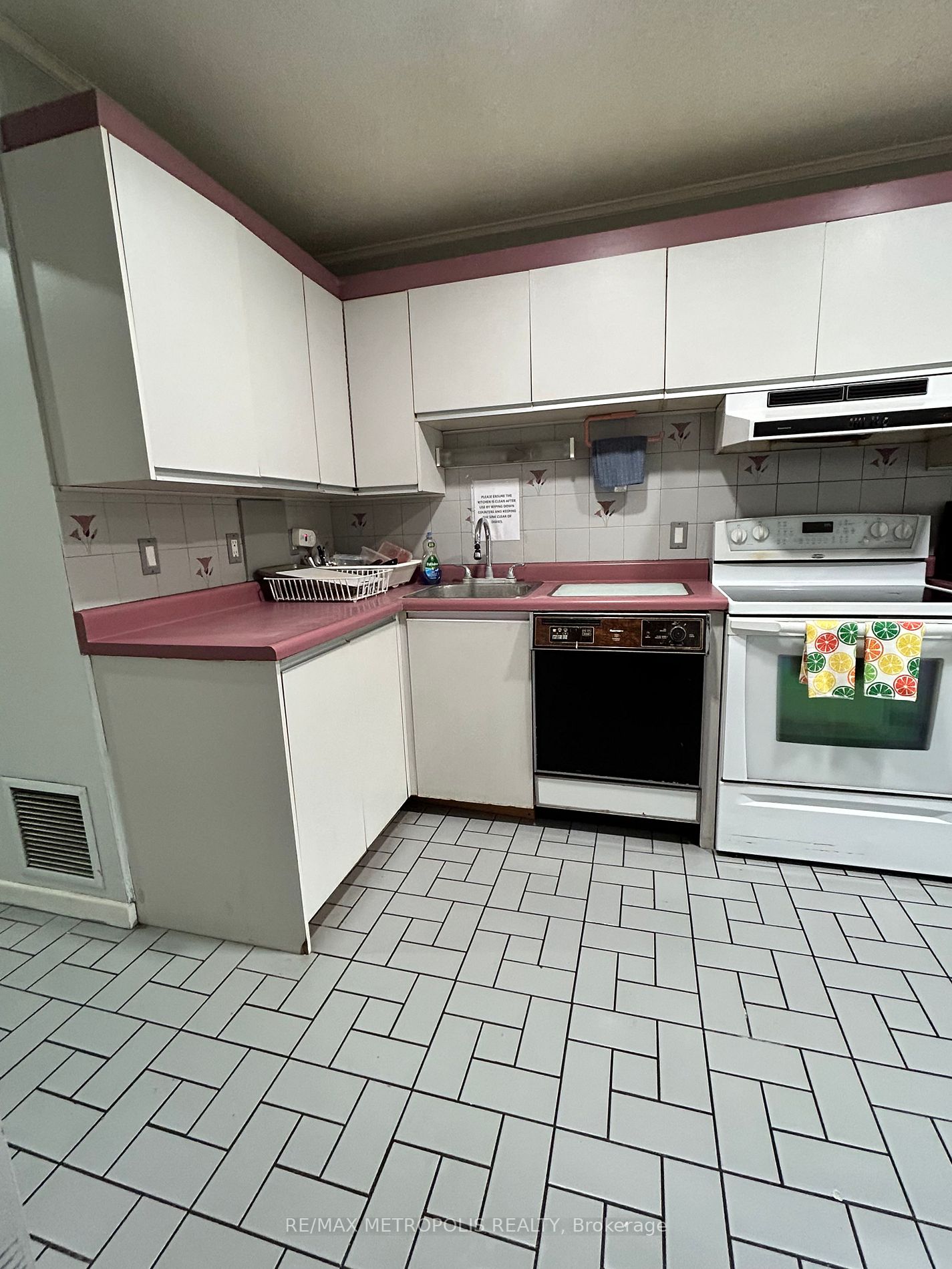 121 University Ave E, #17