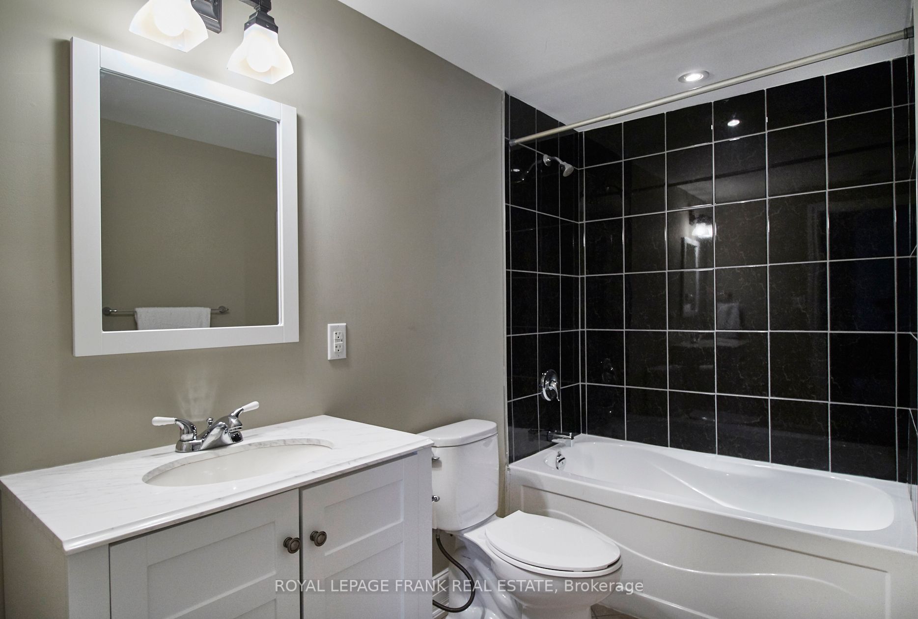 323 George St, #104