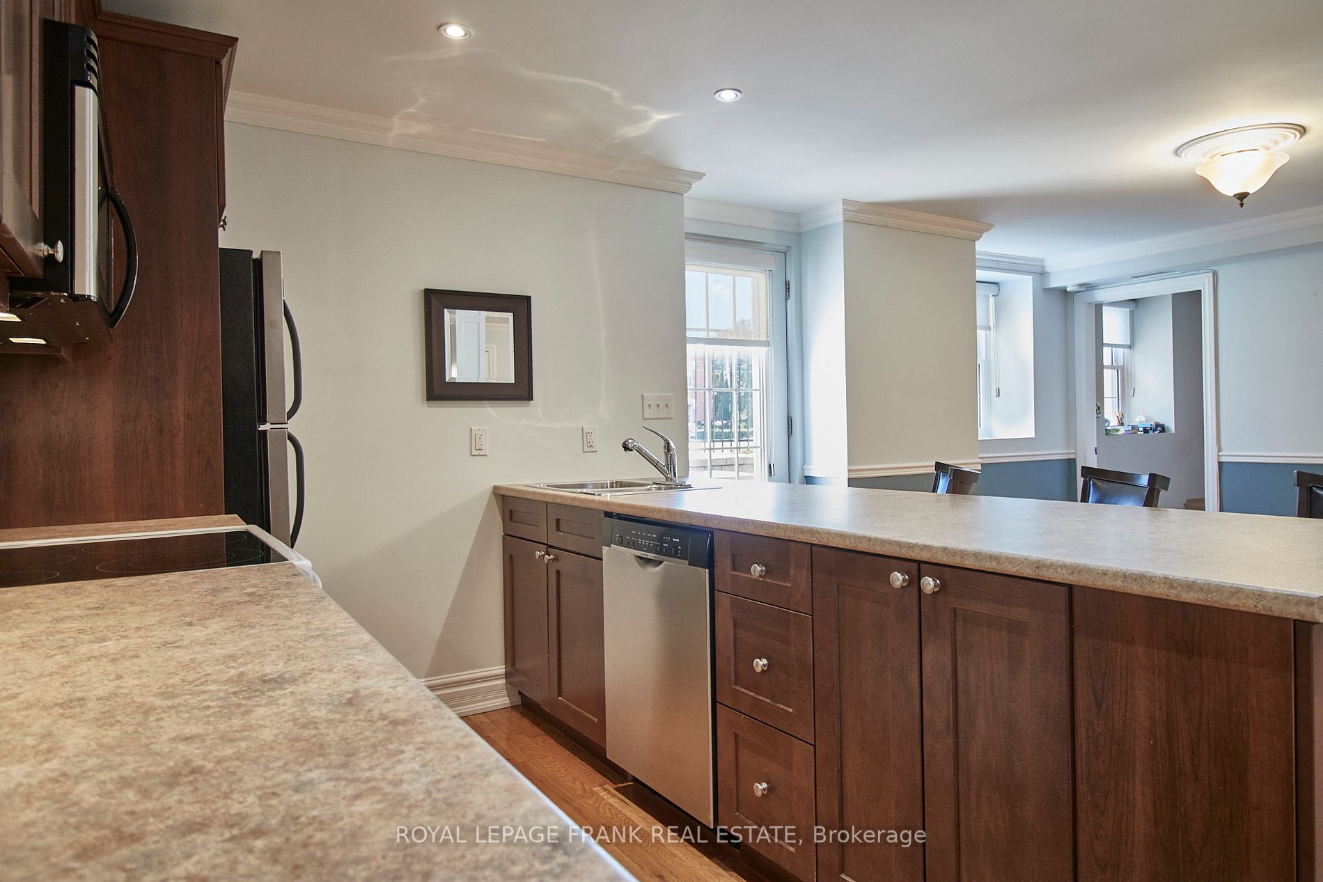 323 George St, #104