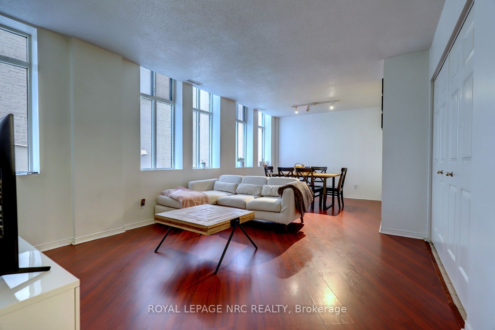 36 James St S, #503