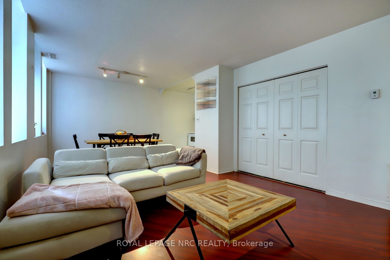 36 James St S, #503